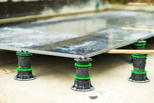 Pourquoi recourir à des plots pour terrasse ?