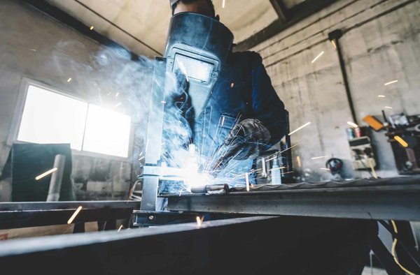 Décapage de métal : principe et avantages du sablage