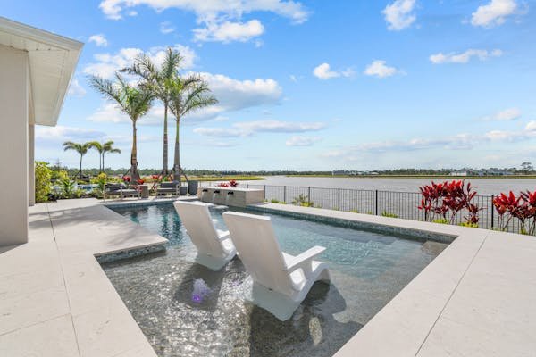 Personnalisez votre bâche de piscine sur mesure en trois étapes